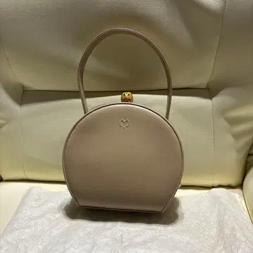 밀라 쇤의 핸드백