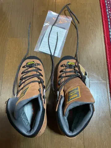 등산화 25.5 EE E 비브람 밑창