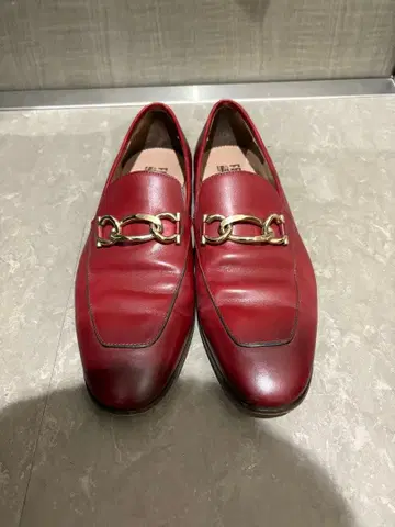 Ferragamo/ 페라가모 빨간색 가죽 로퍼 금장 장식 포함