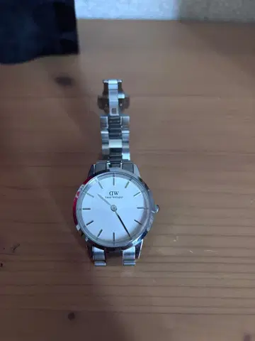 Daniel Wellington iconic link