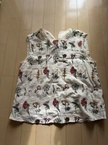 THEYOn 바리어스 플로럴 자수 슬리브리스 블라우스