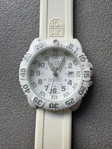 루미녹스 3050 시리즈 화이트 시계