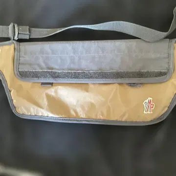 몽클레르 바디백 짙은 베이지 러닝 파우치