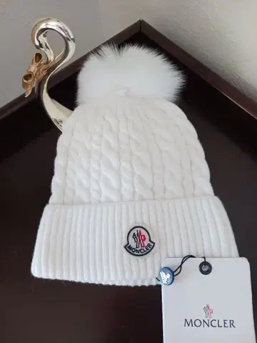 청결. 컨디션 최상 MONCLER 화이트 니트 모자 폼폼 포함