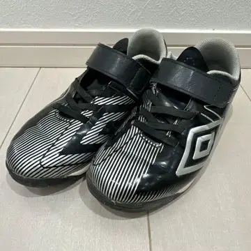 umbro 키즈 축구화 블랙/실버 21cm