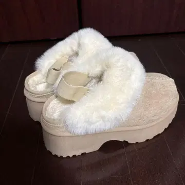 퍼 달린 베이지 플랫폼 샌들