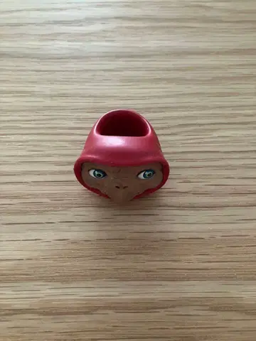 E.T. 페이스 반지 컬렉션 후드티를 입은 E.T.