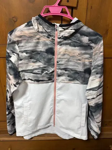 뉴발란스 후드 부착 윈드 브레이커