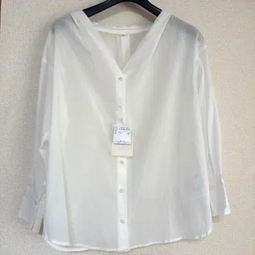 미사용 새상품 IENA 화이트 V넥 긴팔 셔츠 프리 사이즈