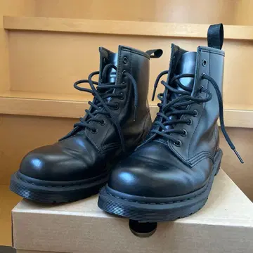 Dr.Martens MONO 8홀 부츠