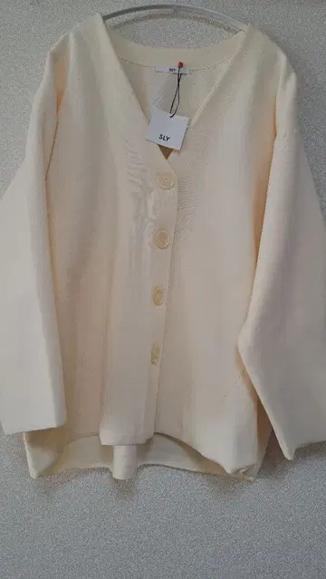 택 포함 새상품 SLY 아이보리 V넥 가디건 FREE 사이즈