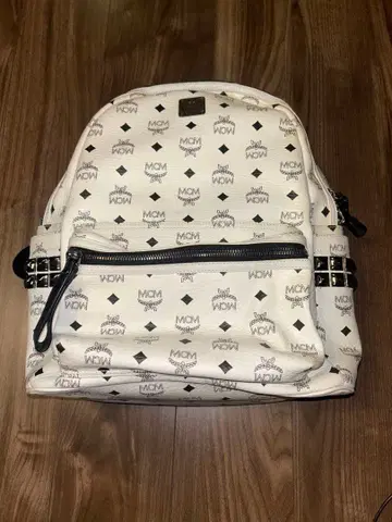 MCM 화이트 스터드 백팩