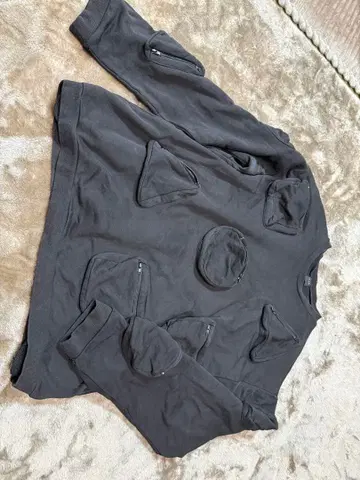 IKUMI 블랙 지퍼 포켓 맨투맨