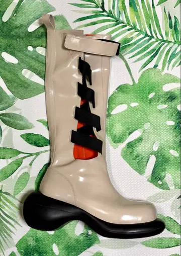 Grape 신발 베이지 러버 롱 부츠 통굽 부츠