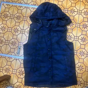 네이비 카모 패턴 다운 베스트 폭 54cm