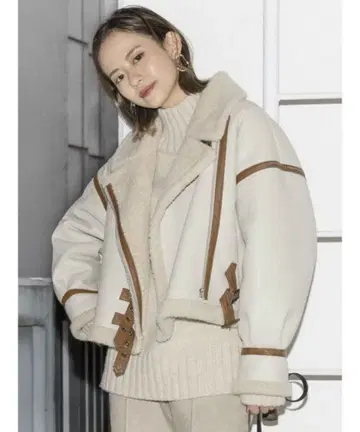 MURUA 화이트 숏 기장 무스탕 코트