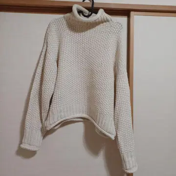 손뜨개질풍 아이보리 터틀넥 니트