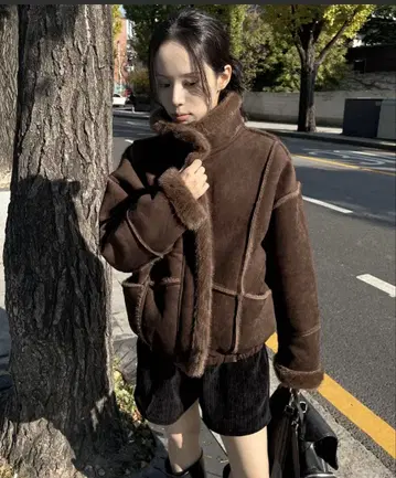 une mansion 바이컬러 라인 하이넥 무스탕 코트 모카