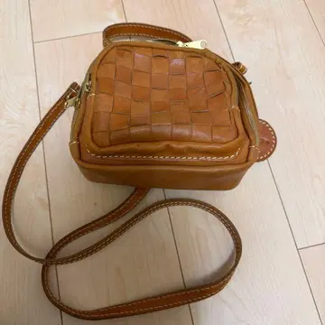 브라운 가죽 뜨개질 숄더백