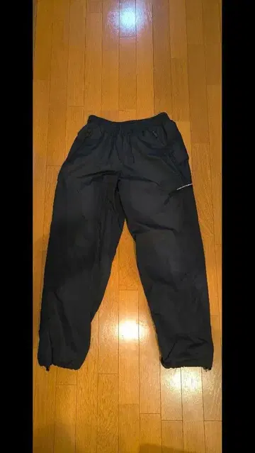 DESCENTE ATHLETICS 블랙 팬츠 지퍼 포켓 부착