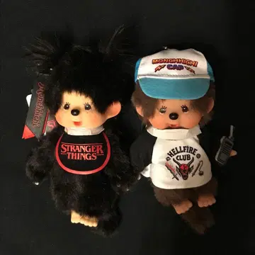 몬치치 x 스트레인저 싱스 키체인 헬파이어 클럽