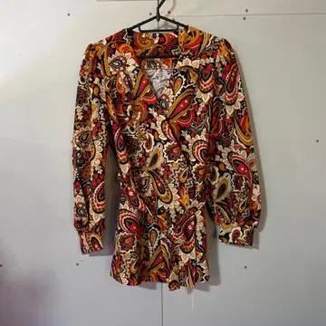 페이즐리 무늬 랩 셔츠 긴팔 쇼와 레트로 모드 스타일 개성파