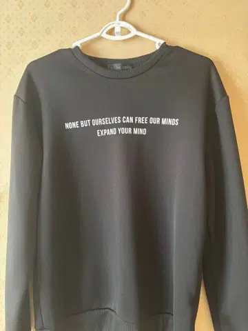 in the attic 블랙 맨투맨 M