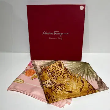 s2128 미사용 상자 페라가모 Ferragamo 실크 스카프 레오파드
