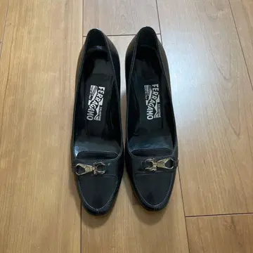 FERRAGAMO 블랙 펌프스