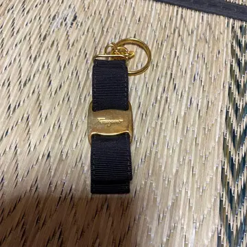 페라가모 블랙 리본 키링 골드 금장 장식