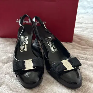 페라가모 백 스트랩 펌프스