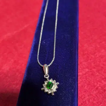 에메랄드 돌 꽃 모양 펜던트 목걸이