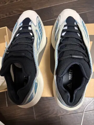 YEEZY 700 화이트/블루/블랙
