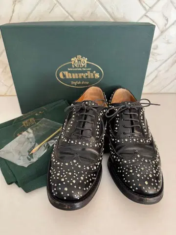 처치스 버우드 스터드 윙팁 블랙 36