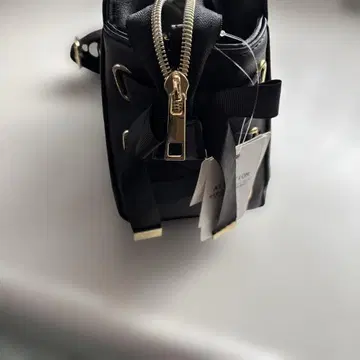 블랙 숄더백 골드 하드웨어