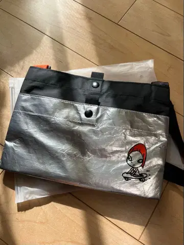 요시토모 나라 대만 특별전 크로스 바디백 숄더백