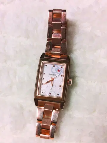 세이코 루키아 헬로키티 콜라보 한정판 손목시계