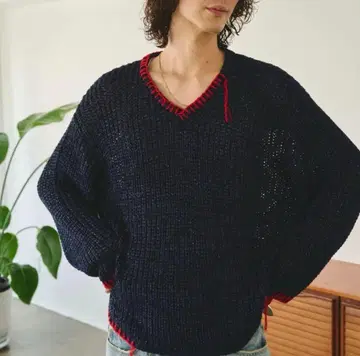 Camphor wood 네이비 sparkle stitching v넥