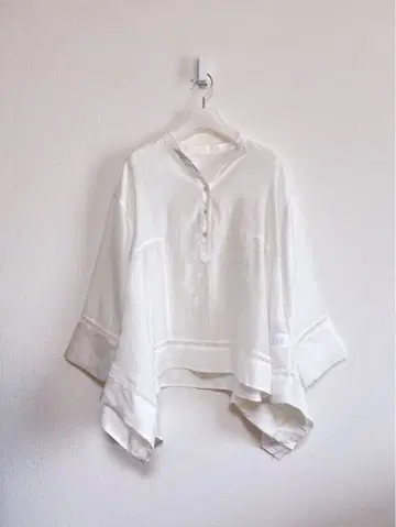 ACUTA 폴리 모달 헴 레이스 와이드 블라우스