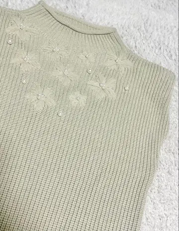 Rene 플라워 펄 장식 하이넥 니트 베스트