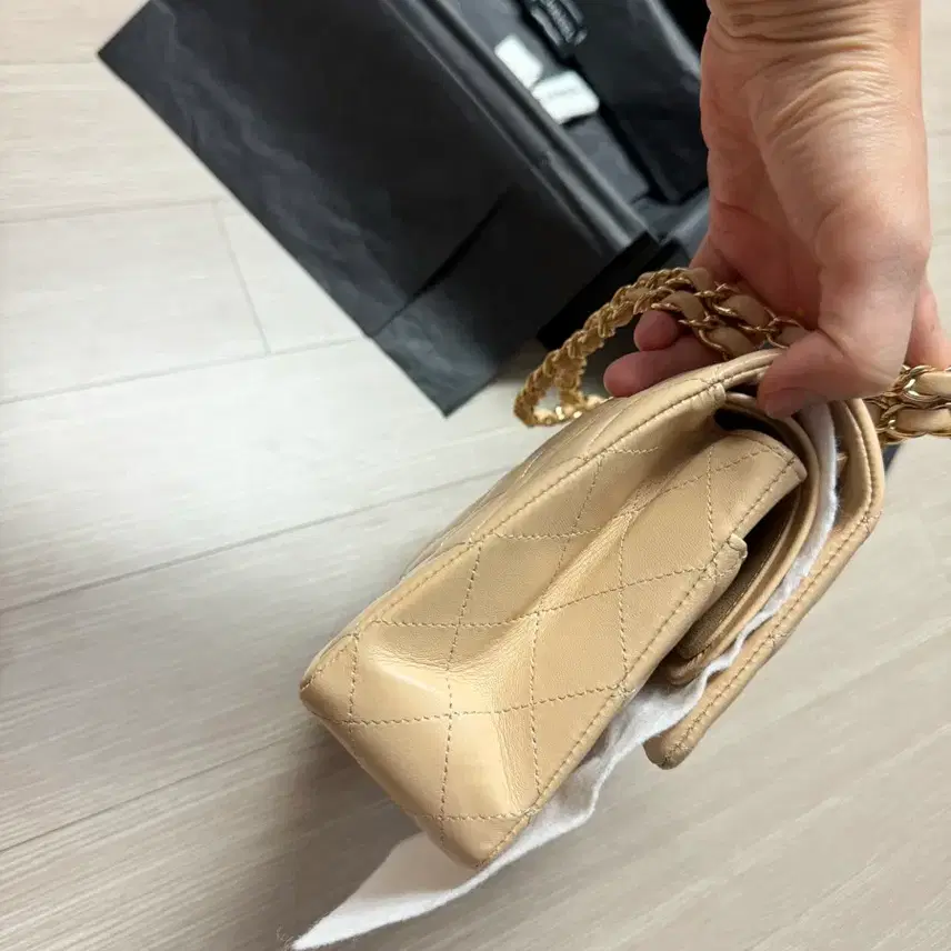 샤넬 클래식 미디움 베이지 사진 4