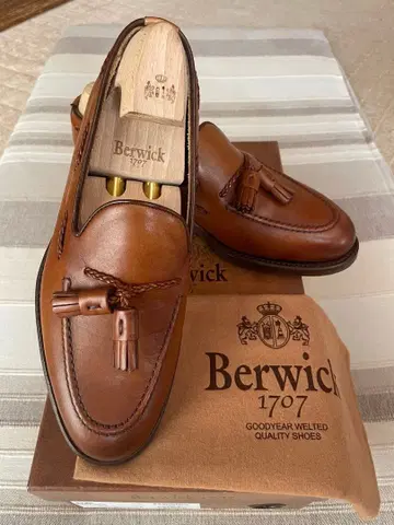 Berwick 1707 브라운 태슬 로퍼 4340