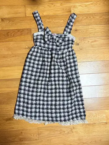 TRALALA 화이트와 블랙 체크 무늬 원피스