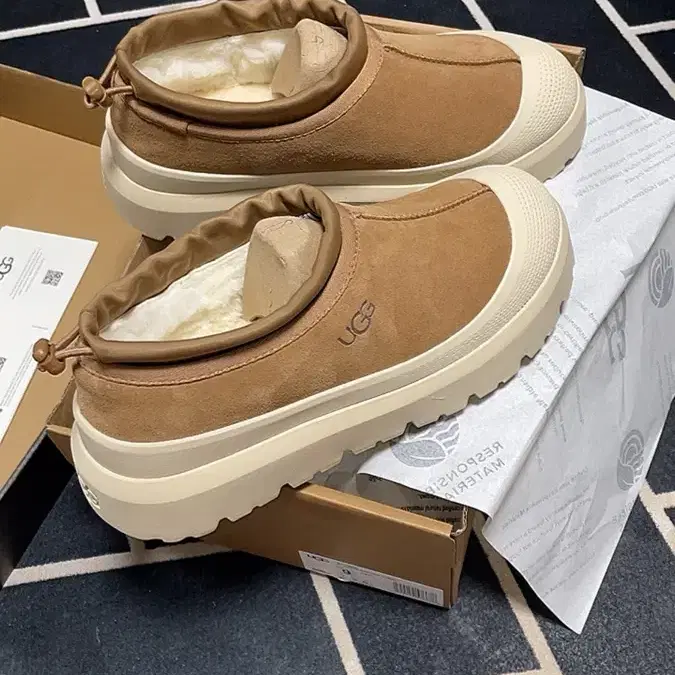 어그 타스만 웨더 하이브리드 체스트넛 화이트캡