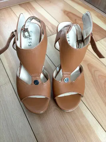 GUESS 브라운 웨지 샌들 25cm