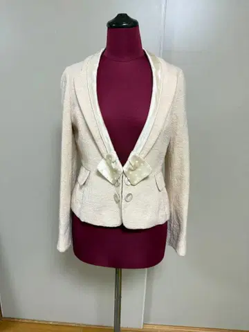 SATIN(샤틴) 테일러드 자켓 크림색 더블 버튼 리본