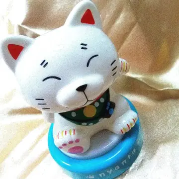 마네키네코의 침대 옆 라이트 빛을 부르고 행운을 부르다