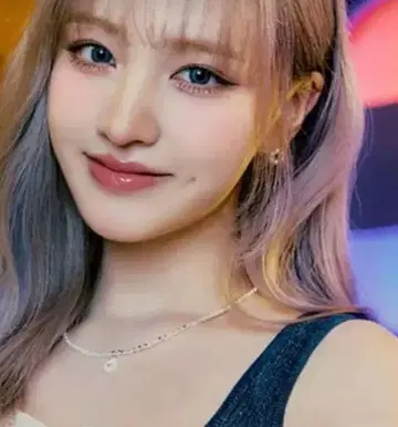 IVE 리즈 착용의 ST.sccot 목걸이