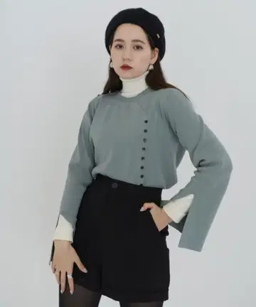 티나 조준 민트 그레이 장식 단추 포함 소매 슬릿 니트 스웨터