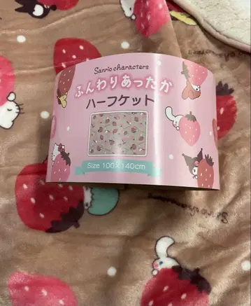 Sanrio 딸기 무늬 하프 케트 100x140cm